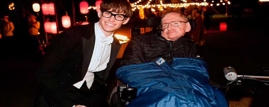 Stephen Hawking felicita a Eddie Redmayne por el Óscar