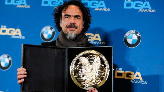 Alejandro Gonzalez Iñarritu recibe el premio de la DGA.