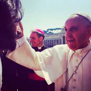 Papa Francisco bendice a Rodrigo Santoro.