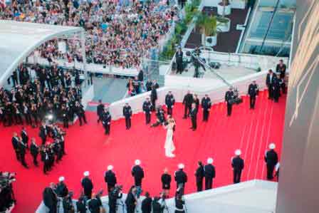 La alfombra roja en el festival de Cannes mide 60 metros.